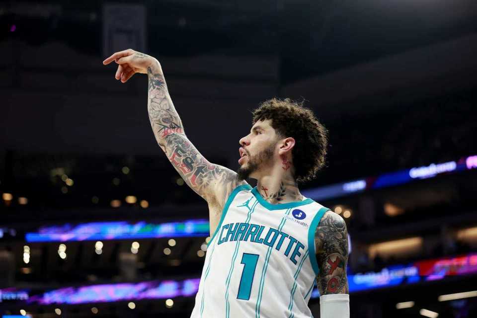 B体育-黄蜂4人20+力克国王:三球30+6+5 德罗赞空砍39+6